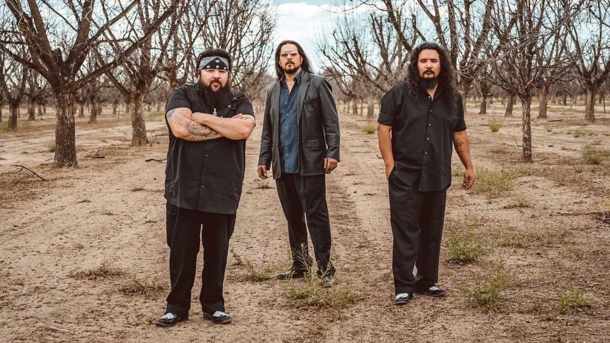 Los Lonely Boys standing outside