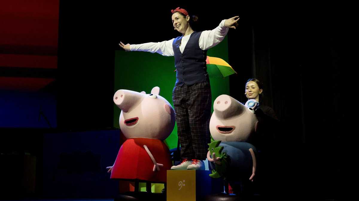 Peppa and George Pig learn some new music in a live stage show